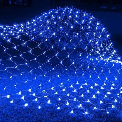 Guirlande rideau solaire illumine jardin et arbustes de lumières chaleureuses. bleu
