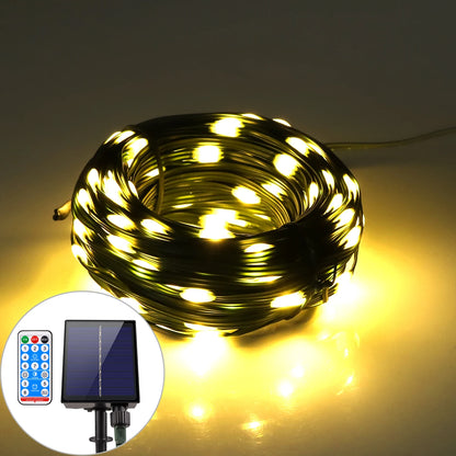 Le coin inférieur gauche présente la Guirlande solaire extérieur de SolarSpark, une bobine de guirlandes lumineuses à LED jaunes avec un panneau solaire et une télécommande, projetant une lueur chaleureuse et invitante sur un fond uni.