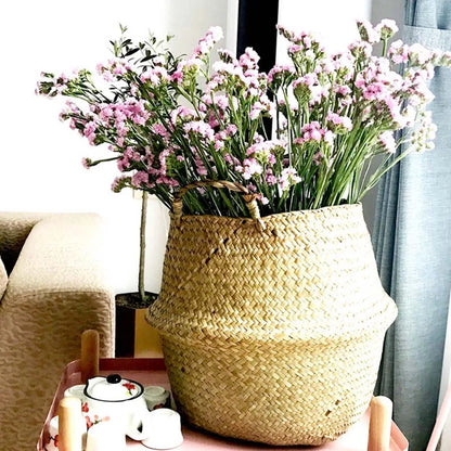 Panier en jonc de mer garni de fleurs roses séchées dans un salon
