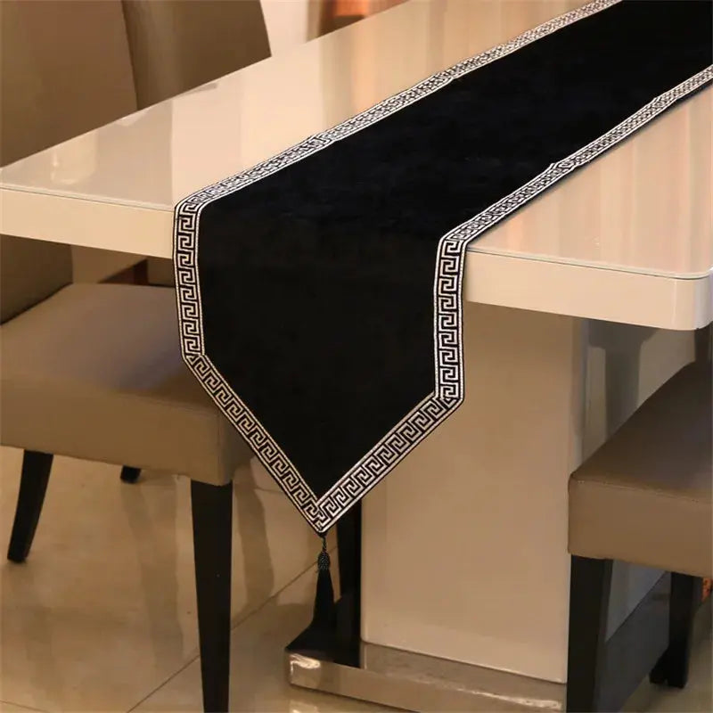 Chemin de table noir velours élégant table moderne luxe
