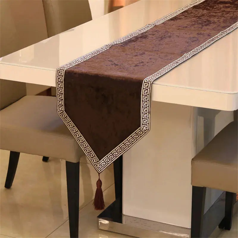 Chemin de table noir velours ambiance élégante réception formelle
