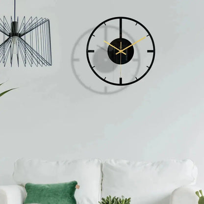 Horloge murale noire acrylique ajouree detail motif floral jeu ombres lumieres creatif