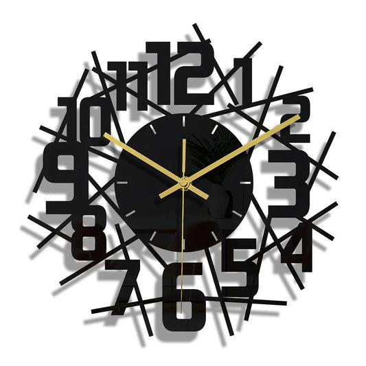 Horloge murale design noir avec chiffres géants entrelacés et aiguilles dorées élégantes.