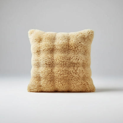 Housse de coussin géométrique grise 45x45cm avec motif moderne sur canapé blanc
