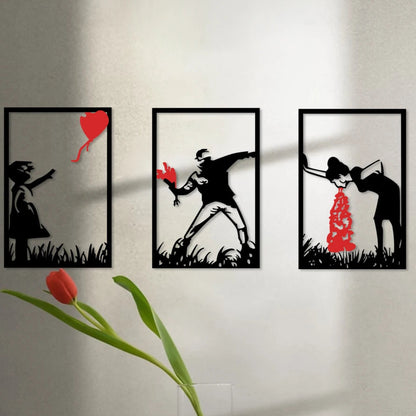 Trois Decoration murale pour salon Banksy noirs, dont une fille avec un ballon rouge, un lanceur et une femme vomissant des cœurs.