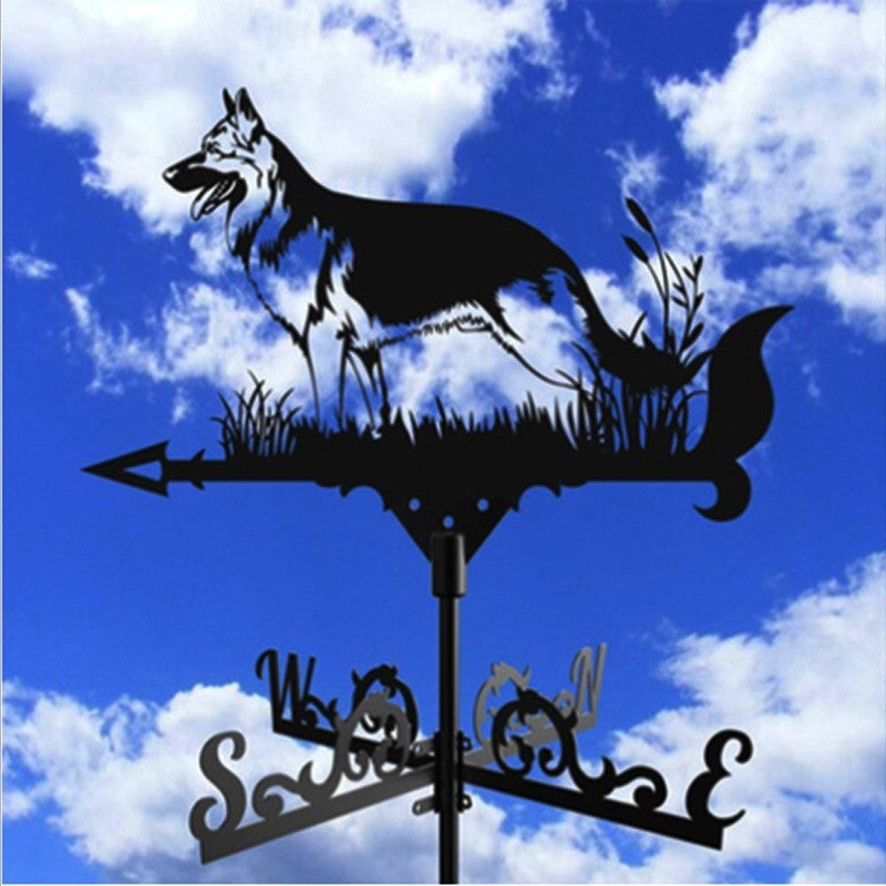 L'animal Girouette-Chien, en forme de berger allemand, se dresse sur un ciel bleu vif avec des nuages et comprend des marqueurs directionnels pour le nord, le sud, l'est et l'ouest pour un décor extérieur charmant.