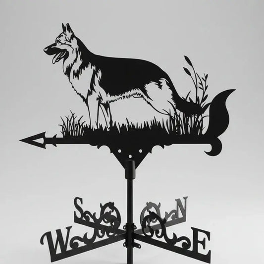 Animal girouette en forme de chien Berger Allemand en fer forgé noir avec flèche directionnelle sur fond blanc