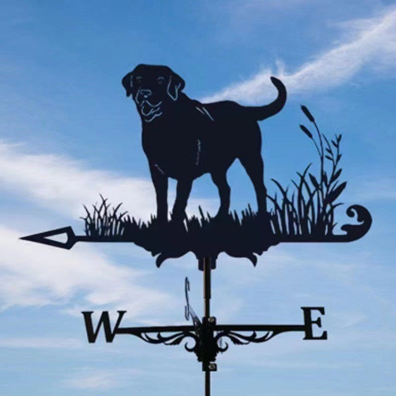 La Girouette Animal-Chien est une girouette représentant une silhouette de chien sur un gazon planté de plantes, servant d'indicateur de direction unique. Idéale pour la décoration extérieure, elle se détache sur un ciel bleu jalonné de nuages et de repères directionnels.