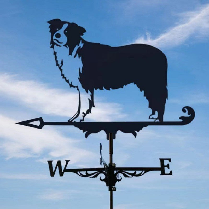 La Girouette animal-Chien indique le vent avec des repères ouest et est, décoratif sous un ciel bleu nuageux—idéale comme déco extérieure.