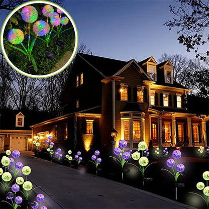 La nuit, une maison de banlieue est éclairée par des lampes solaires pissenlit de Mafrenesiedecoration, en forme de fleurs sphériques. Lencart montre un gros plan de ces jardins lumineux pendant la journée, avec des arbres et un ciel dégagé qui renforcent le mélange de nature et déclairage écologique.