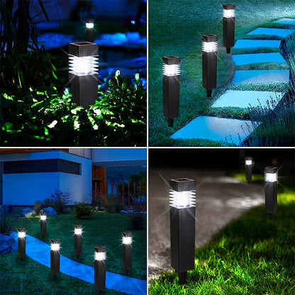 Un collage de quatre images montrant des éclairages de jardin à LED extérieurs illuminant des allées et des zones herbeuses la nuit. Les scènes représentent des chemins bien éclairés bordés de lumières rectangulaires sombres émettant une lueur blanche éclatante au milieu dune végétation luxuriante.