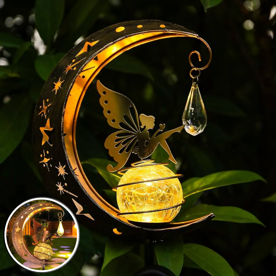 Une Lampe solaire jardin haut de gamme décorative pour extérieur forme de lune/LunaGlow de Mafrenesiedecoration présente un croissant de lune avec une silhouette de fée, assis sur un orbe lumineux parmi des feuilles, et orné dun pendentif en forme de larme. Un encart affiche la lumière magique la nuit.