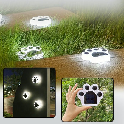 Les Lampes jardins solaires | Griffe de chat éclairent avec style les allées et les pelouses des jardins. Les images révèlent les lumières LED montées sur un mur et tenues à la main, mettant en valeur le panneau solaire visible, parfait pour un éclairage extérieur chic.