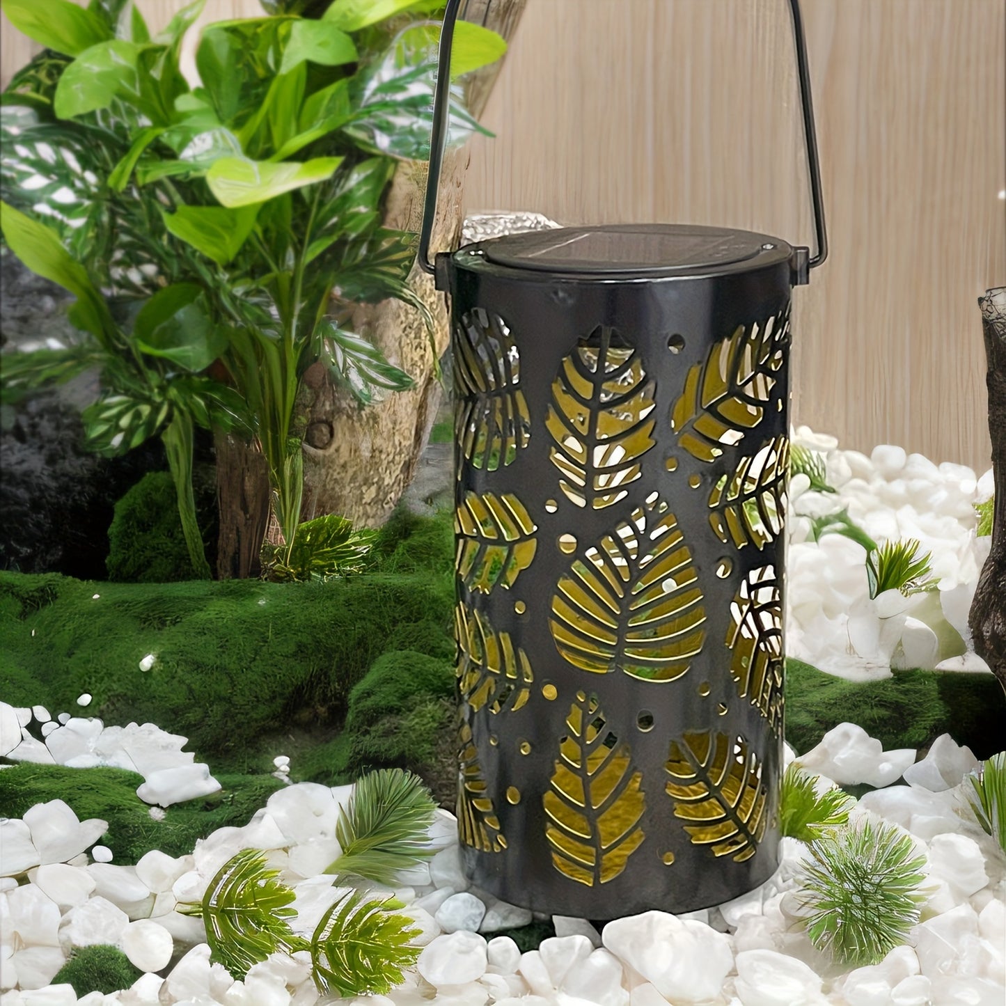 Lanterne solaire extérieure décorative avec motifs de feuilles et lumière douce.