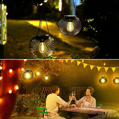 Une scène extérieure présente Lanterne solaire suspendue | Ambiance chaleureuse. L'image du haut montre un gros plan de la lanterne, tandis que l'image du bas représente deux personnes trinquant à une table sous la douce lueur nocturne de la lanterne.
An outdoor scene features Lanterne solaire suspendue | Ambiance glowing warmly. The top image shows a close-up of the lantern, while the bottom image depicts two people toasting at a table under the lanterns soft night glow.