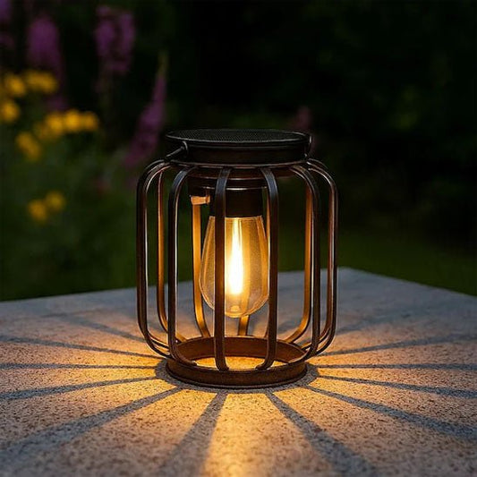 Deux lanternes solaires de jardin haut de gamme illuminant un espace extérieur.