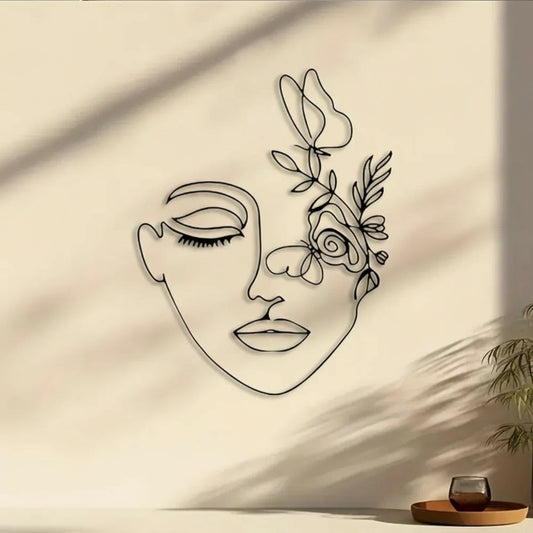 Élégant decors muraux en metal : visage féminin avec papillon et fleurs.
