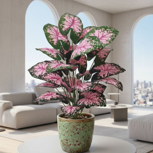 Monstera artificielle rose et vert en pot, décor de salon moderne, vue urbaine, parfait comme une plante artificielle d'extérieur.