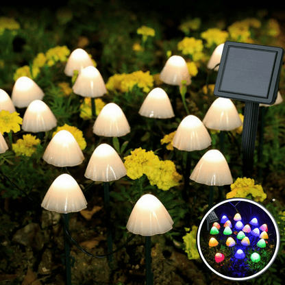 Un jardin est éclairé par des guirlandes solaires extérieur-champignon | Nuit Lumineuse parmi des fleurs jaunes. Un encart montre ces lumières enchanteresses aux couleurs changeantes. Un panneau solaire sur un piquet exploite l'énergie solaire pour alimenter cette scène vibrante.