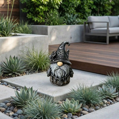 Nain de jardin noir coin ombragé lierre mousse atmosphère forêt mystique
