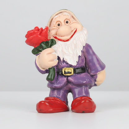 Nain de jardin rigolo romantique rose rouge veste violette résine barbe blanche amoureux