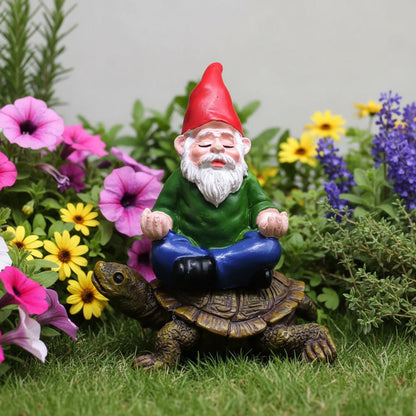 Nain de jardin tortue verte placé jardin fleuri coloré décoration paysagère extérieure originale ambiance ludique amusante
