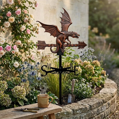 Plante artificielle haut de gamme luxe et girouette originale dragon : l'alliance parfaite pour une décoration de terrasse raffinée.