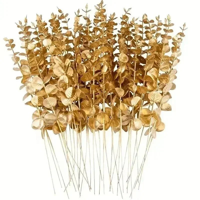 Plantes artificielles comme des vraies-Feuilles D'eucalyptus Doré : des feuilles rondes dorées sur fines tiges, dressées sur fond blanc—idéales pour une décoration d'intérieur élégante avec une touche naturelle.