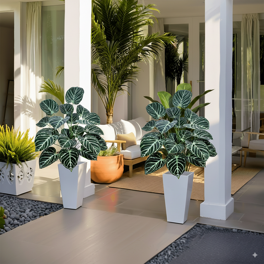 Deux Plantes artificielles comme des vraies, luxuriantes, encadrent un patio moderne et lumineux.
