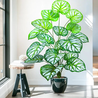 Grandes plantes artificielles pour balcon, feuilles vertes et blanches, pot noir élégant.