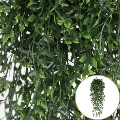  De longues Plantes artificielles retombantes vignes de lierre tombant avec des feuilles vertes panachées sur un mur.