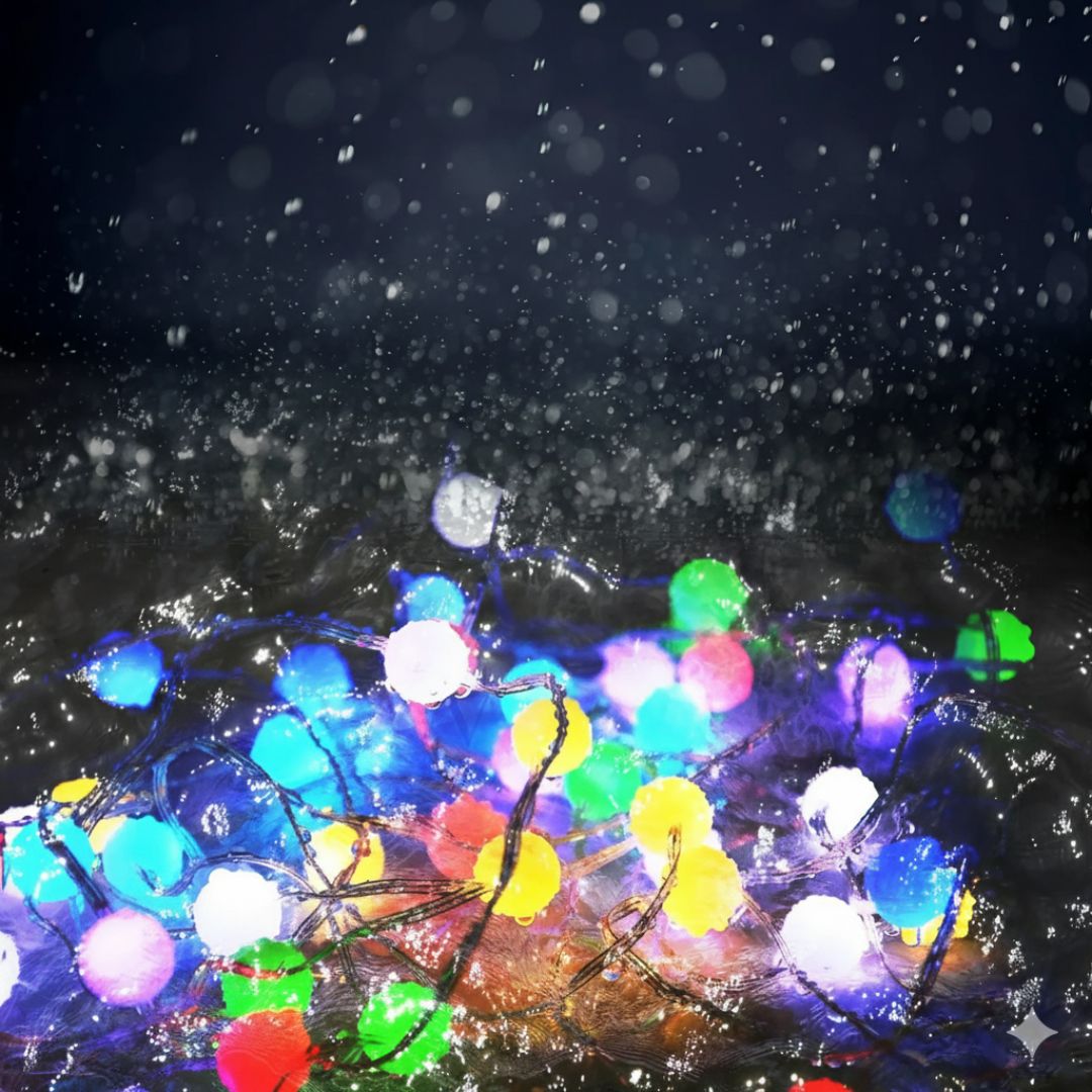 Guirlande Lumineuse colorée sous la pluie nocturne, bokeh lumineux féerique.