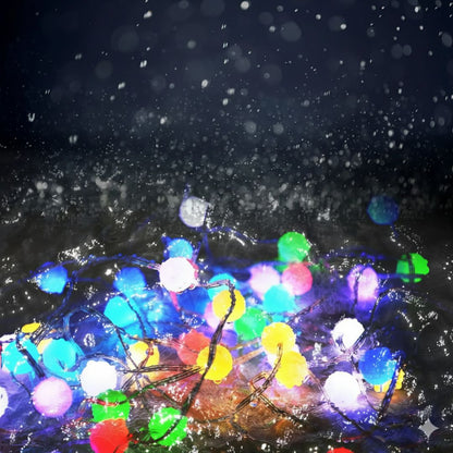 Guirlande Lumineuse colorée sous la pluie nocturne, bokeh lumineux féerique.