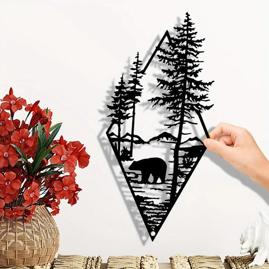 Décoration murale noire représentant un ours dans un paysage montagneux stylisé