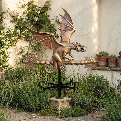 Repère de quartier : girouette original dragon installée sur le faîte d'une maison pour une signature architecturale unique.