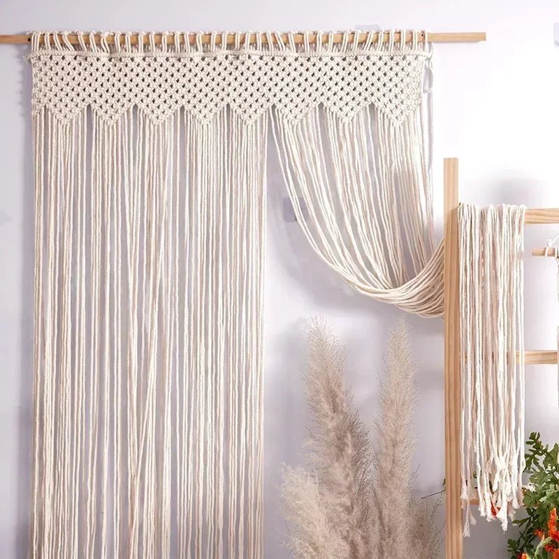 Rideau de porte macramé beige décorant cérémonie mariage bohème arche florale ambiance romantique