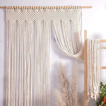 Rideau de porte macramé beige décorant cérémonie mariage bohème arche florale ambiance romantique