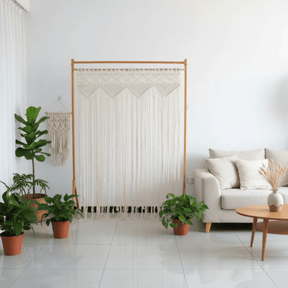 Rideau en macramé bohème coton naturel beige dans salon lumineux avec décoration minimaliste et plantes