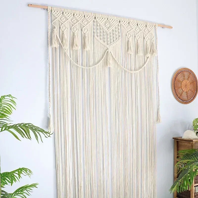 Rideau macramé beige séparateur espace chambre bohème créant zone intime avec lumière naturelle douce
