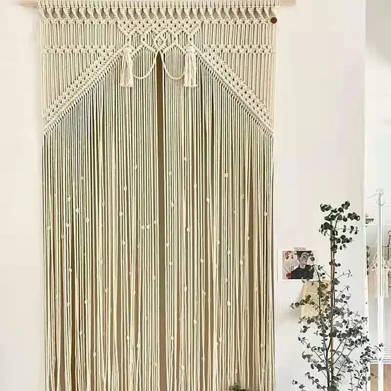 Rideau macramé bohème en coton naturel beige dans salon lumineux avec décoration minimaliste et plantes