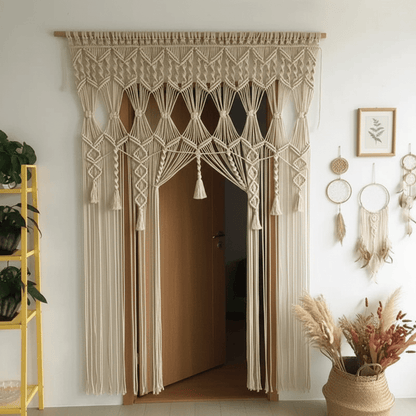 Rideau macramé centrakor coton naturel encadrant porte entrée style bohème nordique avec panier rotin