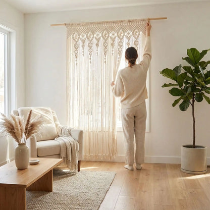 Rideau macramé coton naturel décoration fenêtre filtrant lumière créant ombres douces intérieur bohème