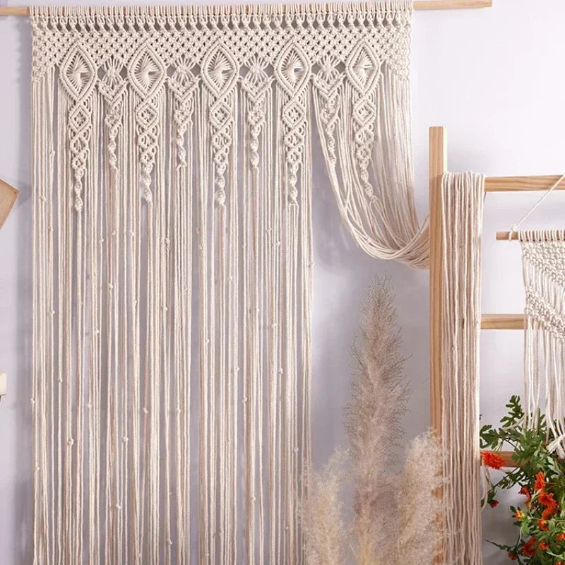 Rideau macramé coton naturel encadrant porte entrée style bohème nordique avec panier rotin