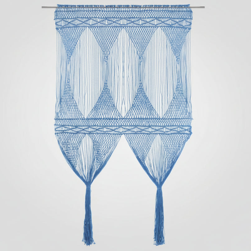 Rideau macrame artisanal Bleu ciel en coton dans salon bohème-chic - décoration intérieure chaleureuse