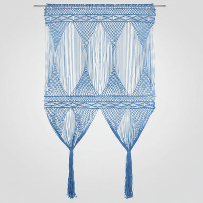 Rideau macrame artisanal Bleu ciel en coton dans salon bohème-chic - décoration intérieure chaleureuse