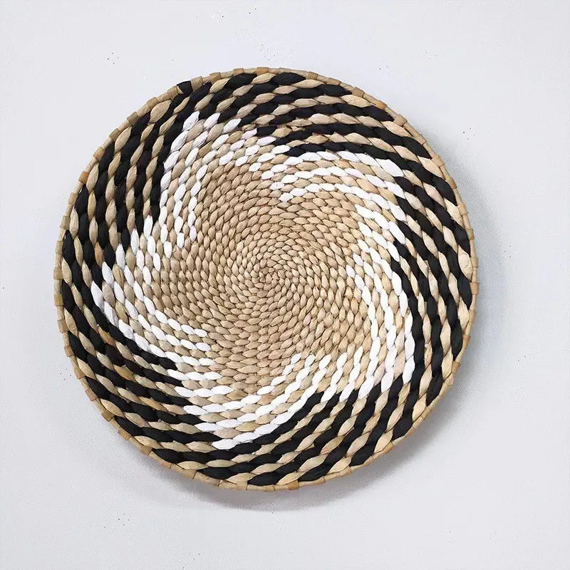Disque mural tressé noir, blanc et naturel, motif tourbillon