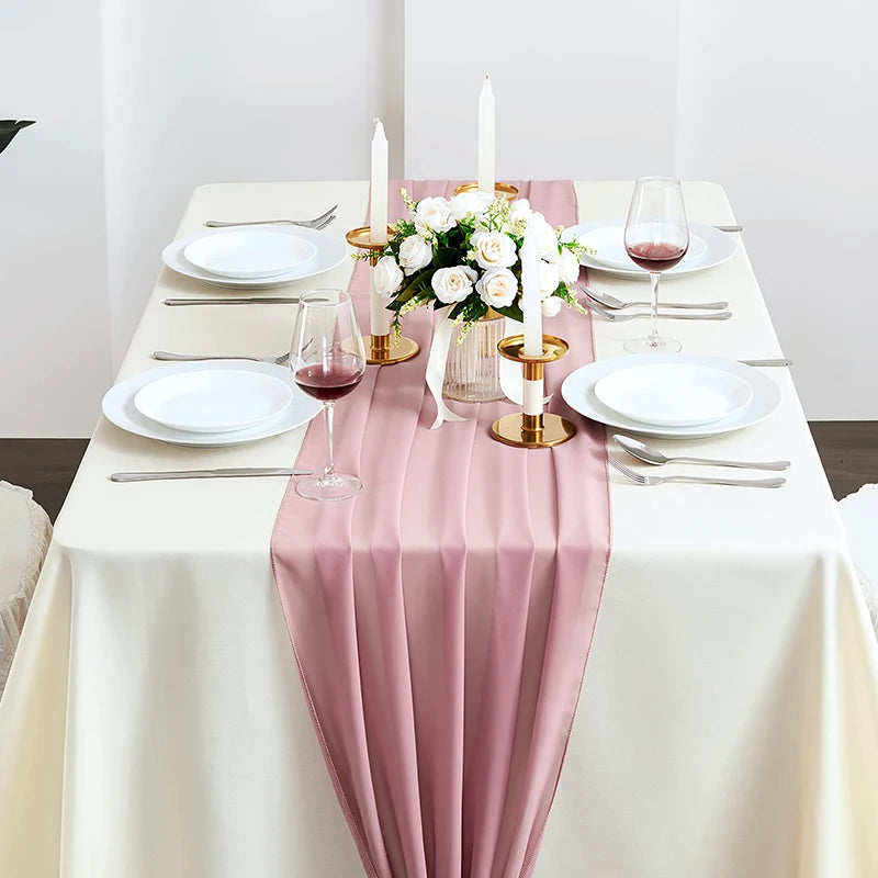 Chemin de table en chiffon bleu léger et semi-transparent, idéal pour mariage, par Mafrenesiedecoration.
