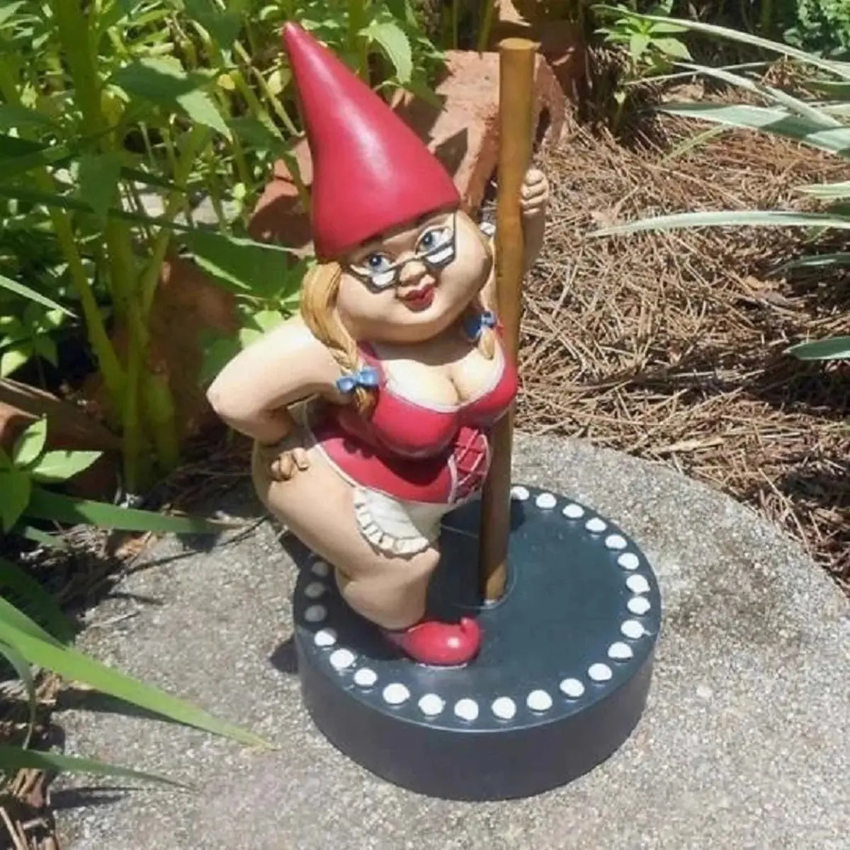 Statue de nain de jardin femme dansant en résine, 15cm, décor ludique et humoristique pour jardin ou terrasse.