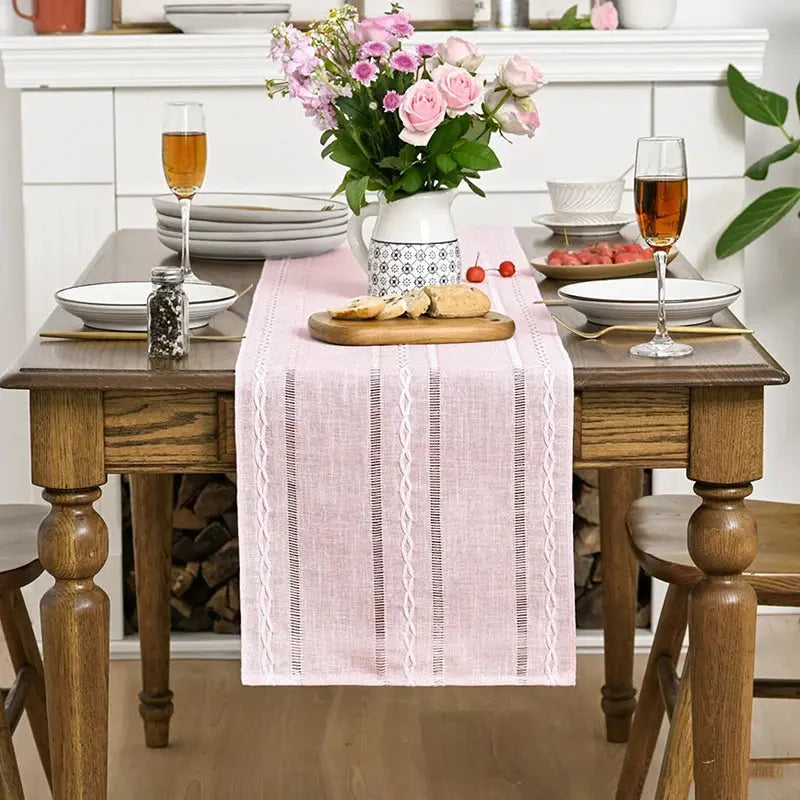 Chemin de table brodé en coton et lin avec motif ajouré, disponible en 5 couleurs, par Mafrenesiedecoration.