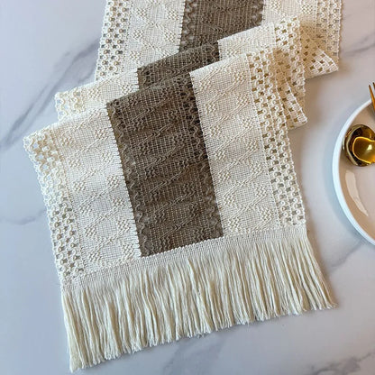 Chemin de table bohème Mafrenesiedecoration, tissé crème et taupe avec 8 motifs artisanaux élégants.